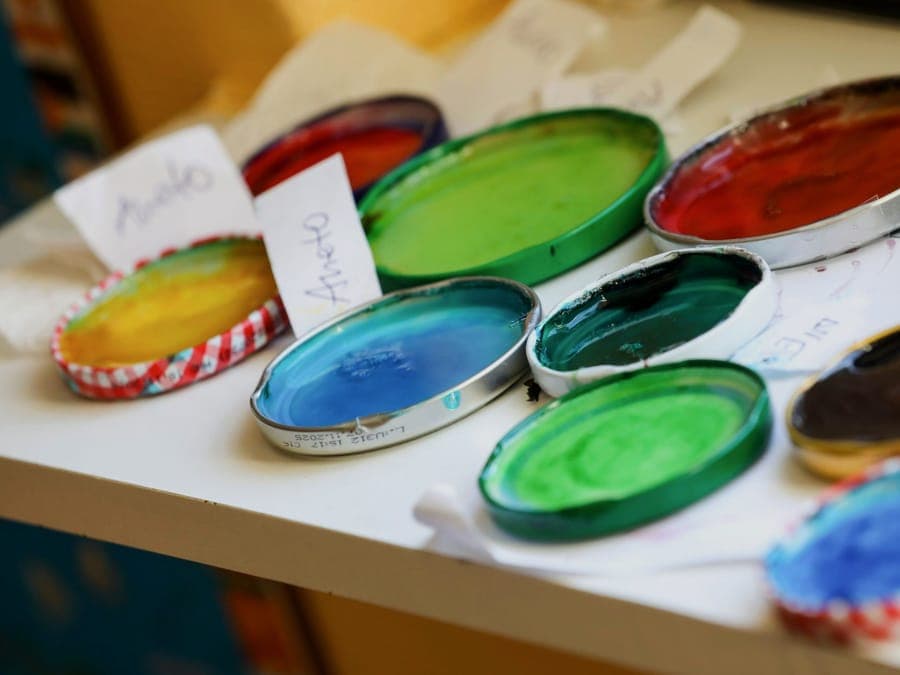 FitScouts Kindergarten: bunt bemalte Deckel aus einem Kreativprojekt