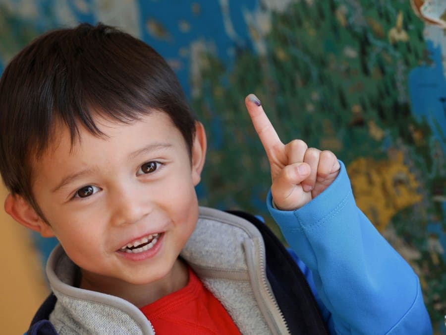 FitScouts Kindergarten: Junge zeigt stolz seinen bunt bemalten Finger