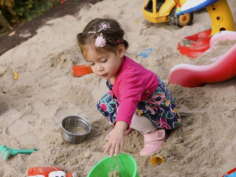 FitScouts Kindergarten: Kind spielt im Sandkasten — Blick von oben