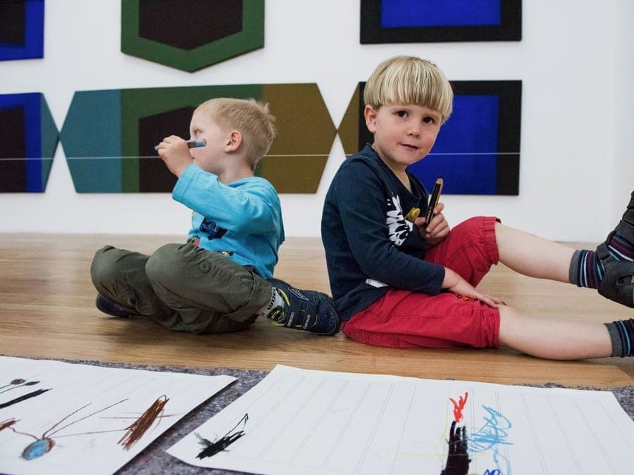 FitClass Wiesbaden: zwei Jungen vor einer großen Kunstwand beim Museumsprojekt