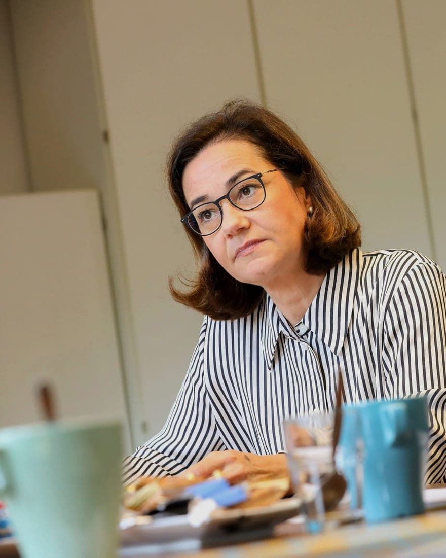 Mitglied der FFF-Geschäftsführung Wiesbaden konzentriert im Arbeitsgespräch