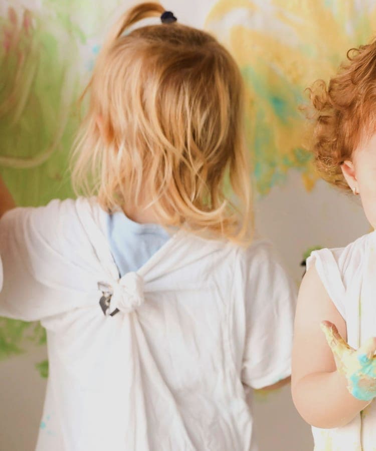 FitScouts Kindergarten: Kind gestaltet konzentriert mit Farben — Lernen mit allen Sinnen