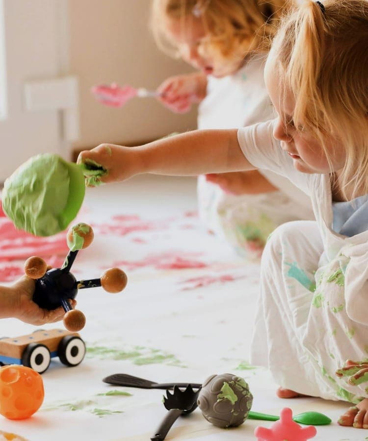 FitScouts Kindergarten: Kinder malen gemeinsam mit Fingerfarben am Boden