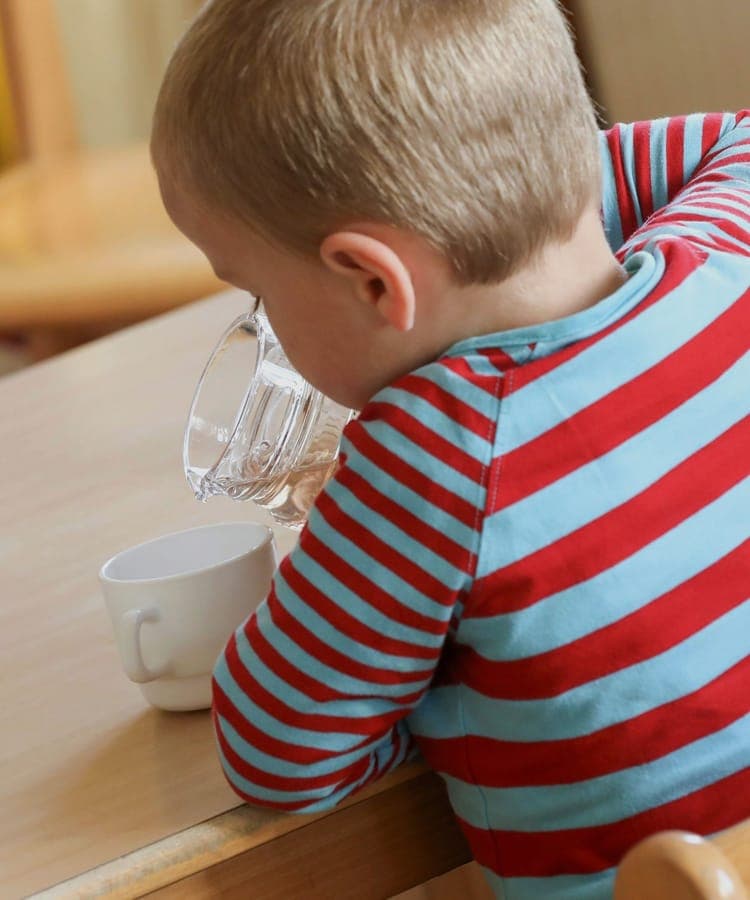 FitScouts Kindergarten: Kind gießt sich selbstständig Wasser ein