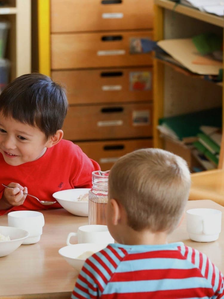 FitScouts Kindergarten Wiesbaden: Kinder beim gemeinsamen Essen am Tisch