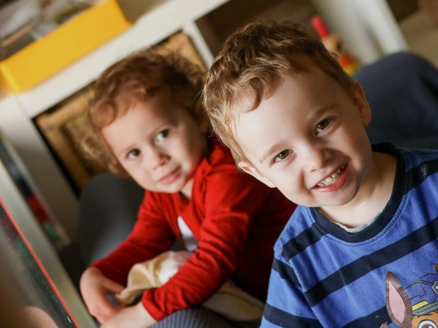 Lachendes Krippenkind im Betreuungsalltag bei Fit For Family Care Wiesbaden