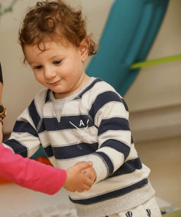 FitKids Krippe: Kleinkind tanzt fröhlich und voller Energie