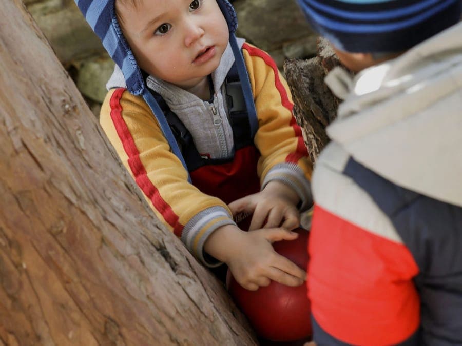 FitKids Kinderkrippe Wiesbaden: zwei Kleinkinder begegnen sich am Klettergerät