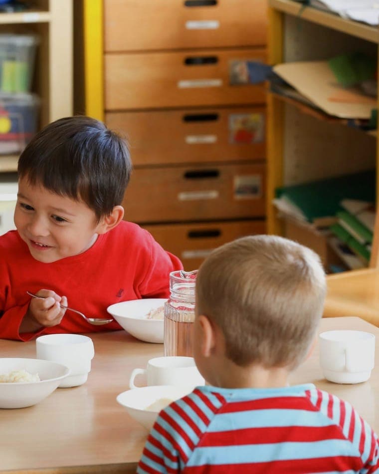 Kinder essen gemeinsam am Mittagstisch der FFF-Betreuung