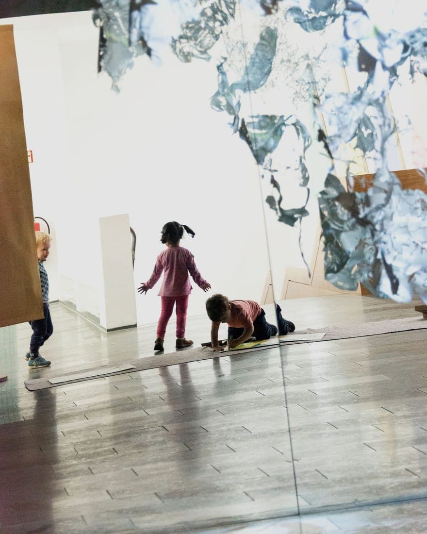 Kinder-Silhouetten vor einer leuchtenden Installation beim museumspädagogischen Architekturprojekt