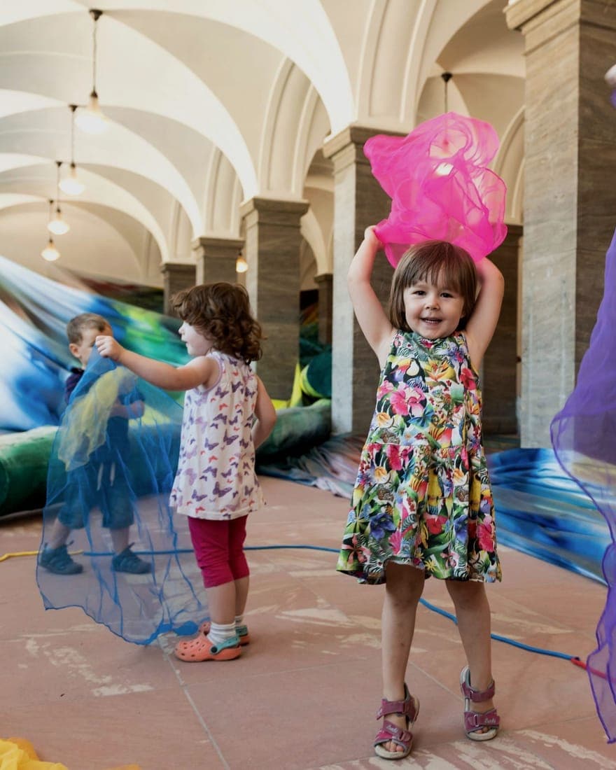 Kinder gestalten mit bunten Tüchern im Säulengang beim Kunstprojekt Wiesbaden
