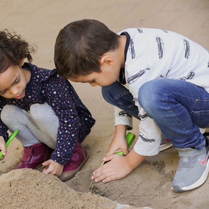 Zwei Kinder spielen konzentriert gemeinsam im Sandkasten der FFF-Kita Wiesbaden