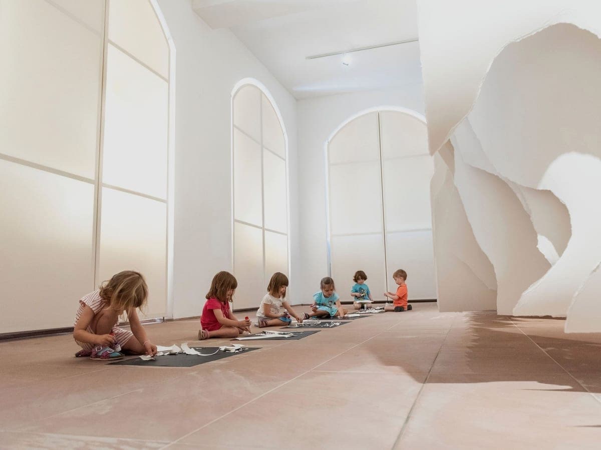 Kinder erkunden gemeinsam große Papier-Skulpturen beim museumspädagogischen Projekt