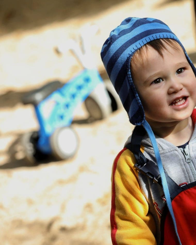 Kinder spielen vertieft im Freien