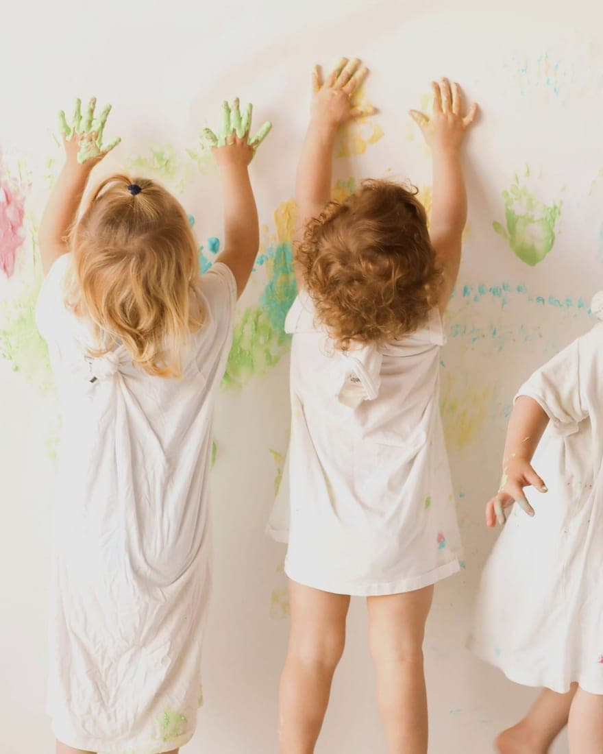 Kinder spielen und lernen gemeinsam in einer geborgenen Gruppe