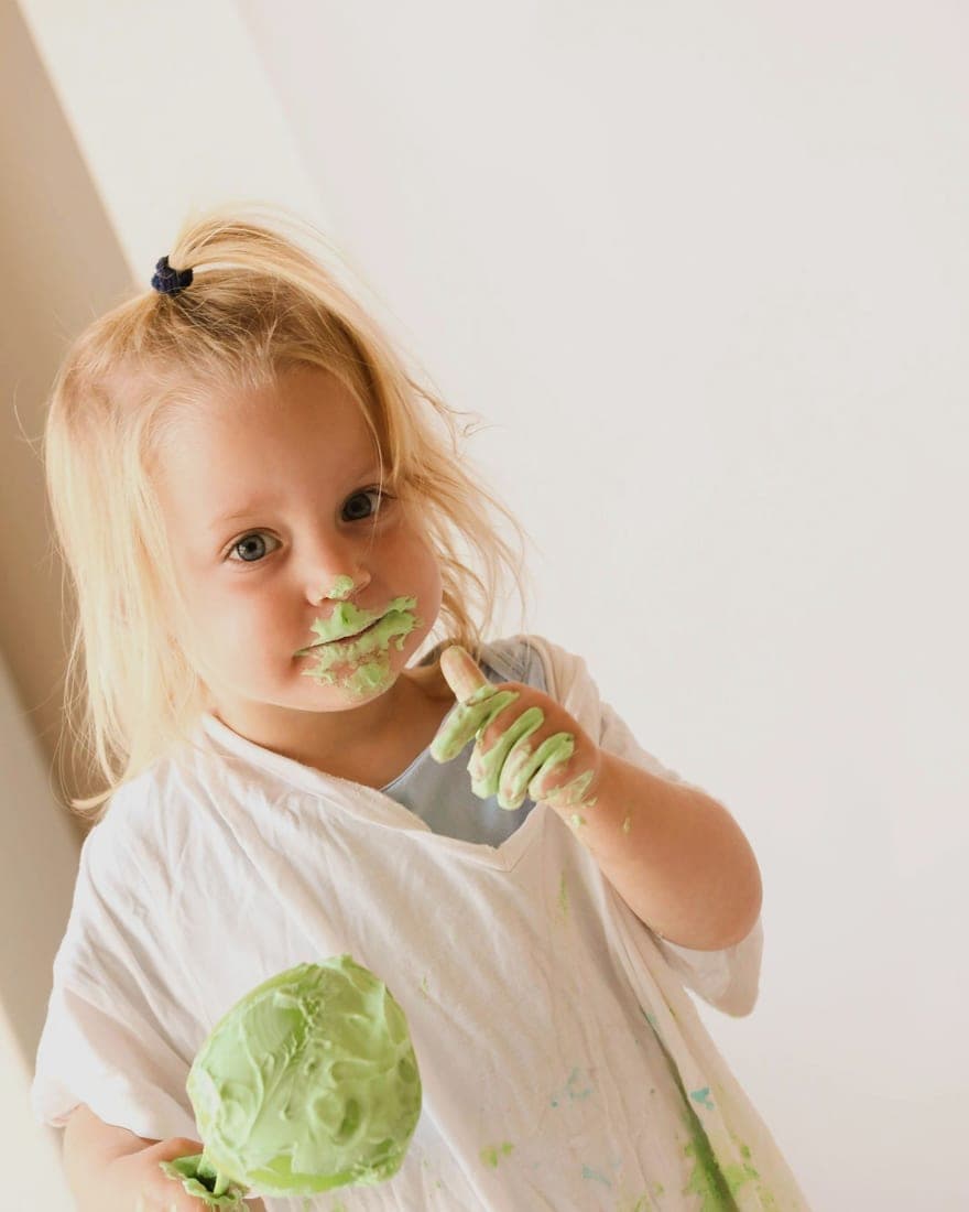 Kind entdeckt konzentriert und selbstständig Montessori-Material