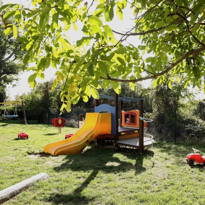 Sonniges Außengelände mit Spielturm an einem FFF-Standort