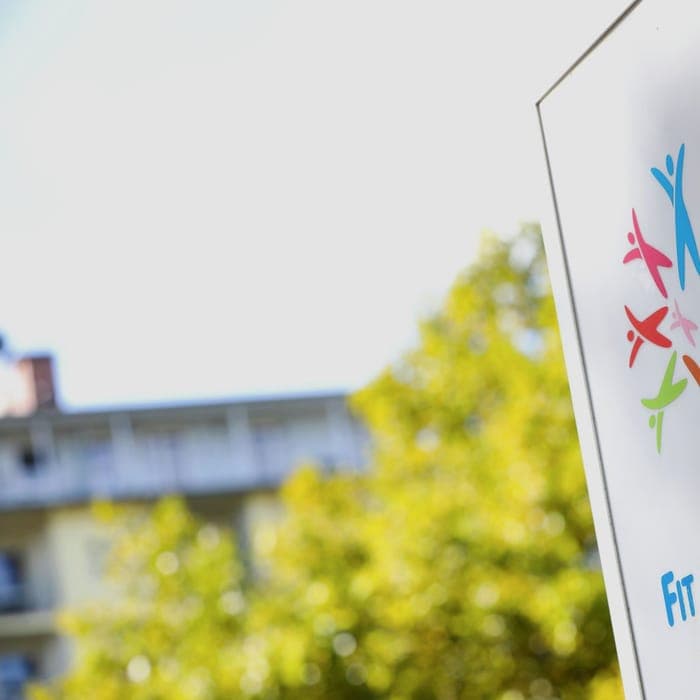 Fit-For-Family-Logo-Schild am Eingang einer Einrichtung