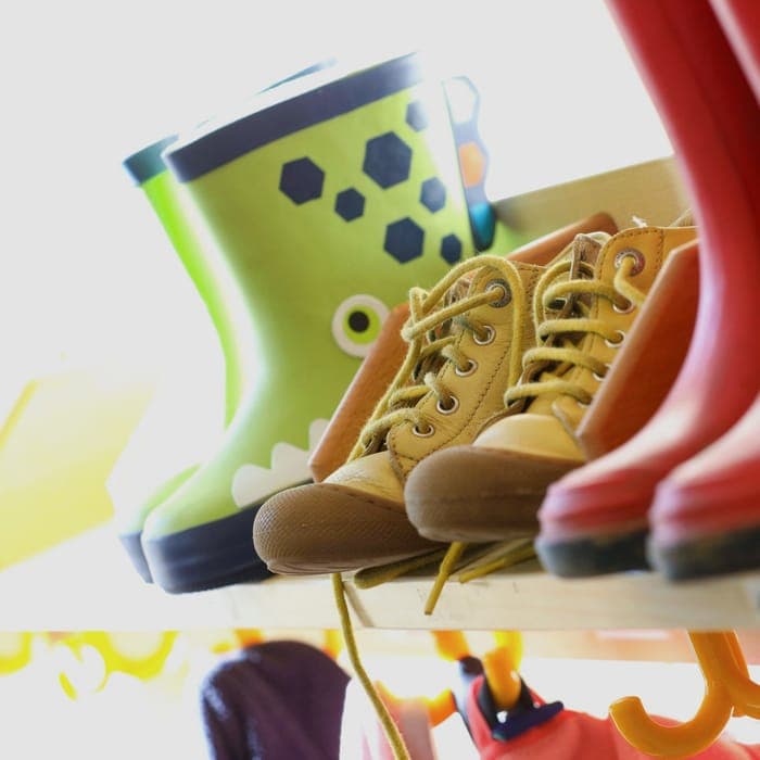 Bunte Kinderstiefel in der Garderobe einer FFF-Kita