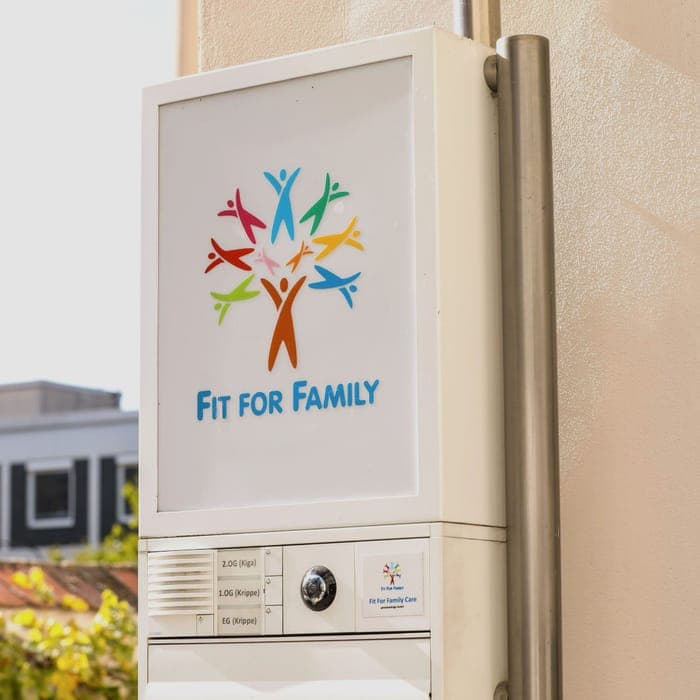 Klingelschild von Fit For Family Care an der Hauswand